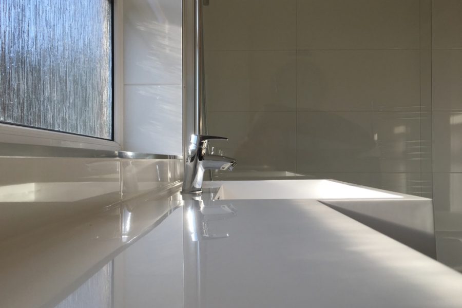 One piece counter top with integrated basin.